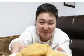 【点赞】《鸿雁》原唱、草原青年歌唱家呼斯楞下饭馆尝美食助力清水河县餐饮复工复业图片