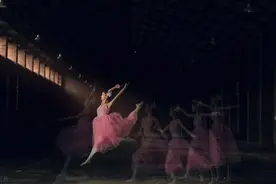 夜幕降临，这场舞蹈快闪最闪亮图片