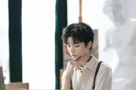 王俊凯低头专心雕刻，认真做事的男生最有魅力图片