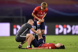 重庆“欢乐”兄弟，温情满满，双胞胎哥哥为弟弟做拉伸图片