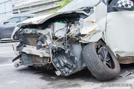 哥哥因车祸住进ICU，嫂子却为十万元，想卖掉他的眼角膜图片