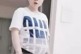 孕妇穿老公衣服瞬间化身“大佬”，网友：谈生意吗？几个亿的那种图片