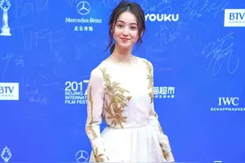 32岁佐佐木希太少女，白色礼裙配金色刺绣，简约清雅好撩人图片