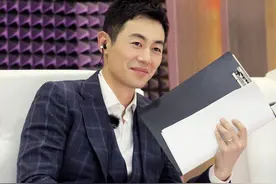 35岁朱亚文化身“老烟民”，街边吸烟气势足，抽完举动令网友惊讶图片