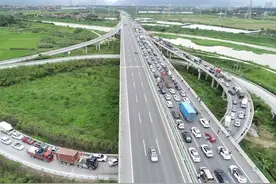 堵车高峰已到，记者冒雨航拍许广高速清远段塞车实况图片