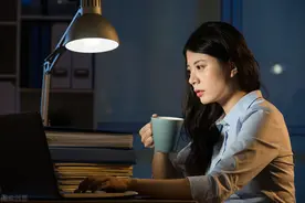 迟到1分钟被罚50元，员工：加班10分钟给500吗？被辞退图片