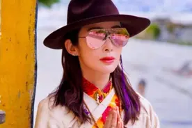 52岁张敏随莫少聪赴川藏做善事，退圈后与男友云游四海潜心修佛图片