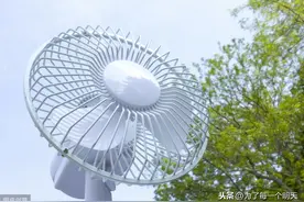 不管电风扇有多脏，教你不用拆不用擦，几分钟干净如新，涨知识了图片