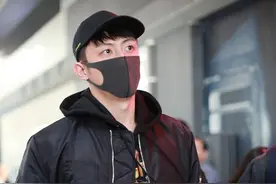 黄景瑜简约黑色休闲风穿搭现身机场，高级又有男人味图片