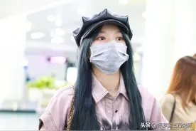 街拍：程潇穿短袖衬衫配皮短裤搭时尚短靴，尽显摩登时髦图片