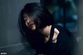 小说：无色无味的特制香水,我涂抹后年轻10岁,看到原材料后我吐了图片