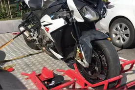 目瞪口呆！说好的置换摩托车，这哥俩却直接将两辆车都骑跑了图片