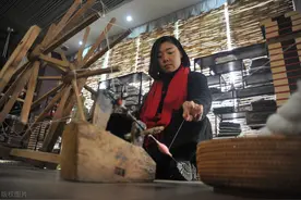 70年代娘给下乡卖土布的梁山姑娘做了碗饭，姑娘偷偷留下块花布图片