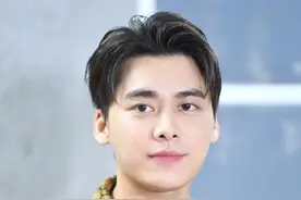 李易峰活力四射，干练有型不失斯文图片