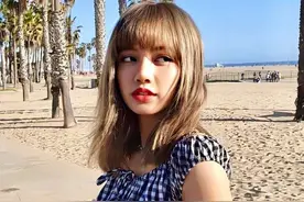 “人间芭比”Lisa带起露脐装热潮，一字领配牛仔甜中带俏图片