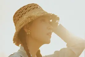 李晖不愧是明星资深造型师，穿衬衫半裙配双麻花辫，少女感十足图片