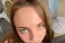 美国21岁女职员模仿狗狗动作拍裸身重口味影片，月入数十万美元图片