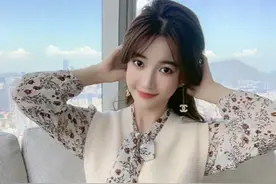 碎花连衣裙搭配毛衣马甲，这个气质你能不心动么，快来一探究竟图片