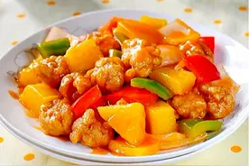 菠萝古老肉 简单一炸一炒 色泽美观 红绿相间 酸甜微辣图片