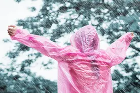 雨衣：一场意外留下的发明图片
