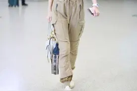 这条工装裤分分钟让你变“潮女”，时髦毫不费劲，初秋值得一试图片