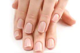 老年人指甲变厚啥原因图片