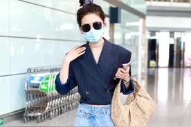 扎起丸子头化身小可爱！章若楠现身机场打扮清新很有型图片