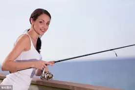 夏天到了，阳光明媚，美女们都出来钓鱼图片
