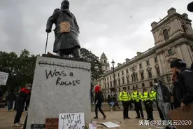 黑人运动传到了英国，历史上最伟大首相“邱吉尔”也遭殃了图片