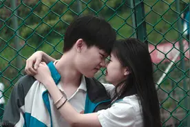 妈妈烧毁女儿情书，大闹学校，结局妈妈后悔不已，请善待早恋图片
