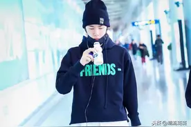 王一博和陈冠希还有共同爱好？也就Vlone了吧，明星式追星太可了图片