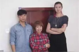 中国女篮小巨人嫁农村老公，身高2米撞门框，公婆：拆门，换大的图片