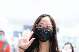暗香浮动疏影斜！韩雪黑白套装简约不失格调 小秀娇羞气质迷人图片