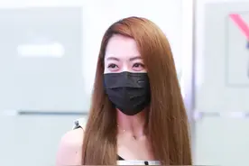 白冰一袭白色打扮现身机场 眉眼温柔尽显女人妩媚图片