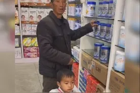 隔辈亲有多亲？看得人动容，爷爷攒钱大半年，为给孙儿买一罐奶粉图片