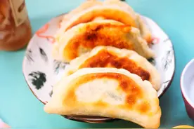 【韭菜鸡蛋盒子】的做法+配方，非常酥脆，超好吃的韭菜盒子！图片