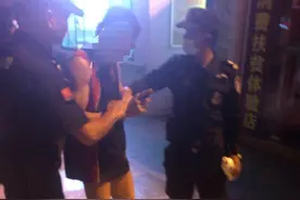 尴尬！男子醉酒后在陵水动车站广场“热舞飙歌”图片