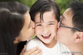一对夫妻，感情是真好还是假好，进了家门便一目了然图片