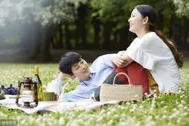 街头偶遇前女友，原来，老婆和她之间藏着这样的秘密。图片