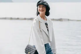 周迅这气质真是无敌！羊皮外套搭牛仔裤慵懒轻松，奔五依旧小清新图片