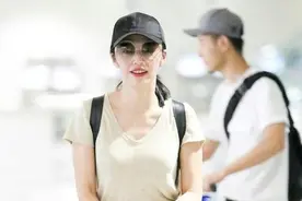 姚晨又穿拖鞋走机场，燕麦色T恤配半身裙看似廉价，她却意外高级图片
