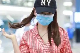 杨蓉现身机场，穿条纹连衣裙变身明媚少女，小蛮腰大长腿不像38岁图片