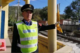 他的工龄与“三道河”铁路道口同龄图片