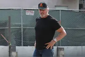 74岁史泰龙牛仔裤+黑T，完美演绎硬汉型男风，麒麟臂还很强悍图片