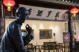 孔乙己喝酒“被赊账”，掌柜暗藏“赚钱智慧”：这样谋略能不赚？图片