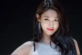 美少女身材金雪炫，背心短裤秀身材，盈盈一握小蛮腰图片