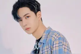 王一博挑染奶奶灰发色玩转潮酷时尚，蓝珍珠绿心项链搭配帅气有型图片