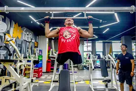 小伙儿失去双腿依然笑对人生 先后拿到游泳举重健美冠军图片