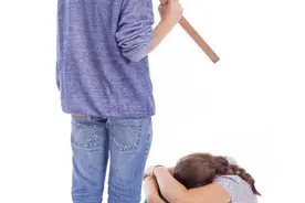 孩子因口角被扔下楼：与其怒斥人性险恶，不如让孩子学会保护自己图片