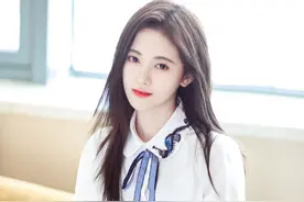 爱穿衬衫的女生，学黄梦莹鞠婧祎扎蝴蝶结，美成春末“最靓的仔”图片